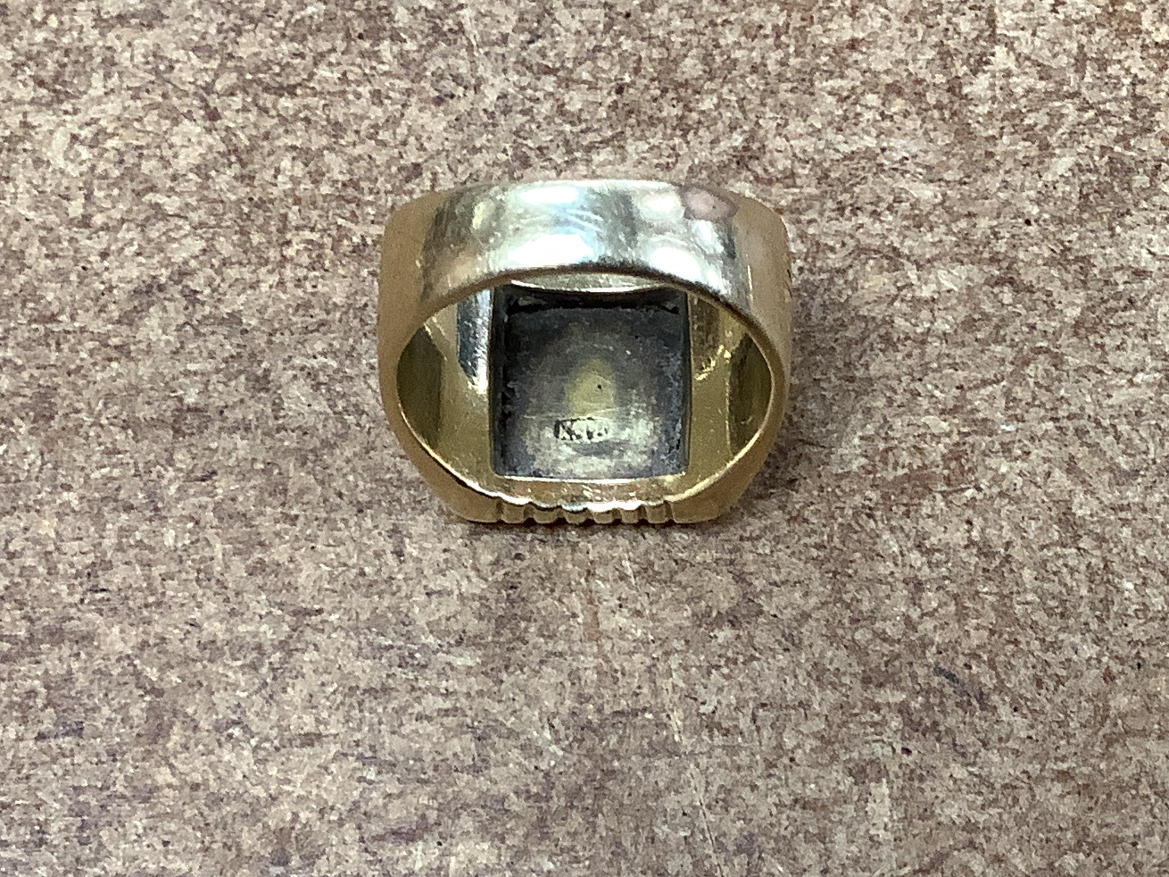 A continental 18k signet ring, with fluted shoulders and engraved with a family crest, size I, 9.1 grams.